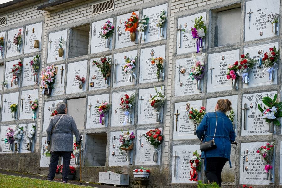 Fotos: Los cementerios se engalanan por Todos los Santos