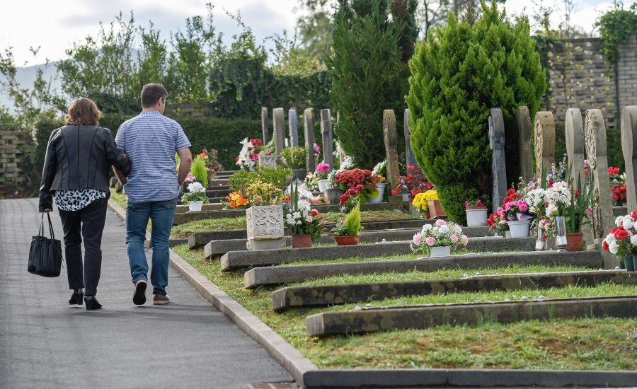 Fotos: Los cementerios se engalanan por Todos los Santos
