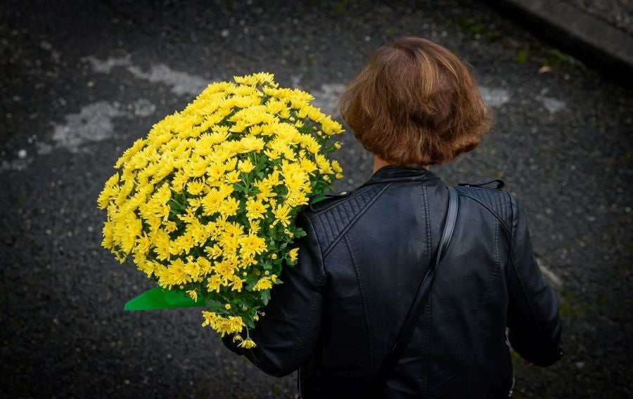Fotos: Los cementerios se engalanan por Todos los Santos