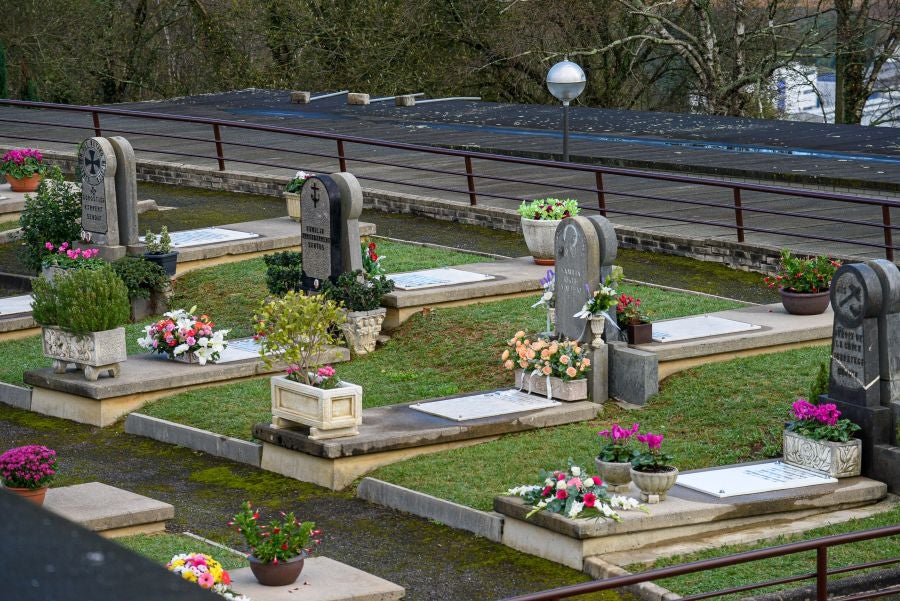 Fotos: Los cementerios se engalanan por Todos los Santos