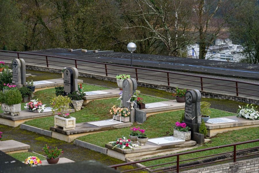 Fotos: Los cementerios se engalanan por Todos los Santos