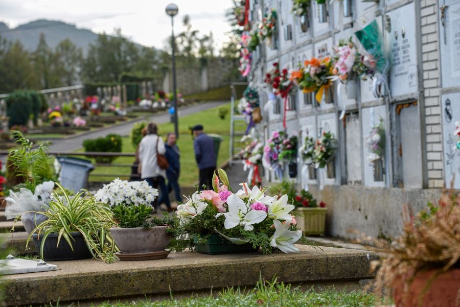 Fotos: Los cementerios se engalanan por Todos los Santos