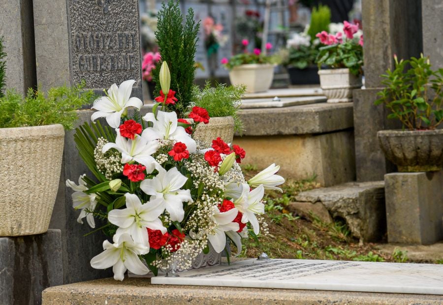 Fotos: Los cementerios se engalanan por Todos los Santos