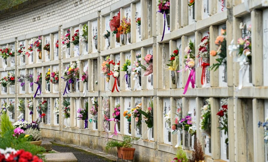 Fotos: Los cementerios se engalanan por Todos los Santos