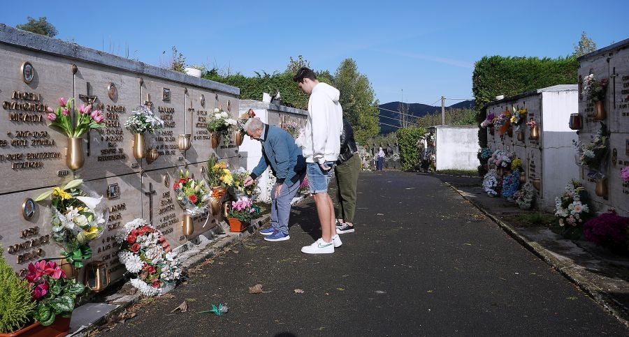 Fotos: Los cementerios se engalanan por Todos los Santos