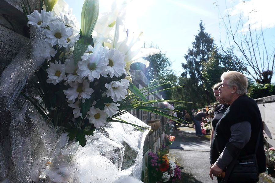 Fotos: Los cementerios se engalanan por Todos los Santos
