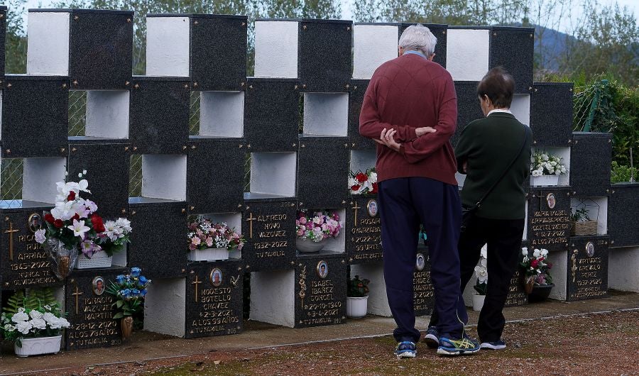 Fotos: Los cementerios se engalanan por Todos los Santos
