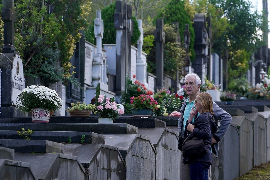 Fotos: Los cementerios se engalanan por Todos los Santos