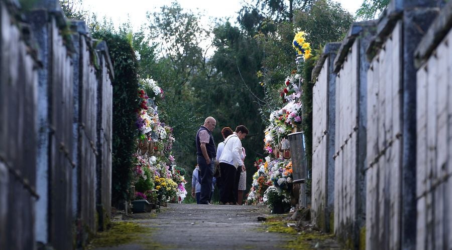 Fotos: Los cementerios se engalanan por Todos los Santos