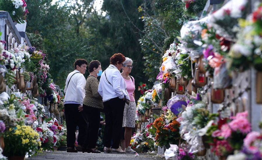 Fotos: Los cementerios se engalanan por Todos los Santos