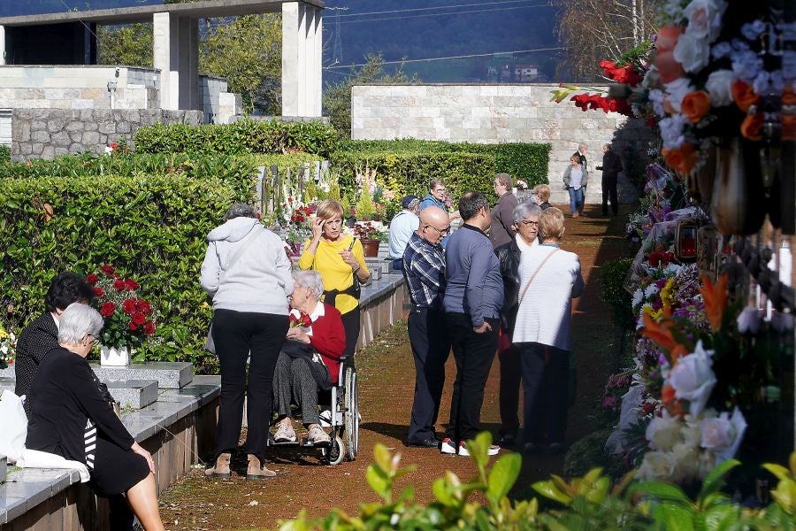 Fotos: Los cementerios se engalanan por Todos los Santos