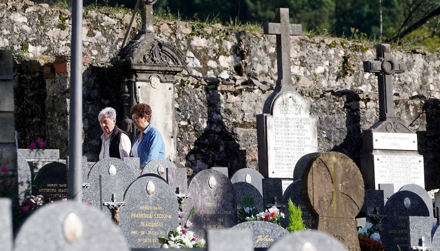 Fotos: Los cementerios se engalanan por Todos los Santos