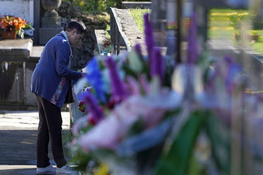 Fotos: Los cementerios se engalanan por Todos los Santos