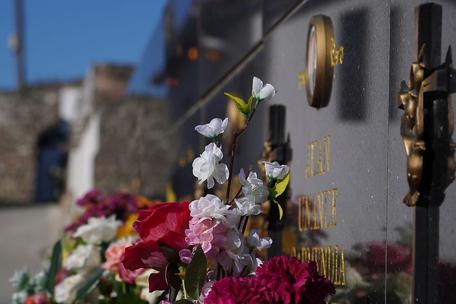 Fotos: Los cementerios se engalanan por Todos los Santos