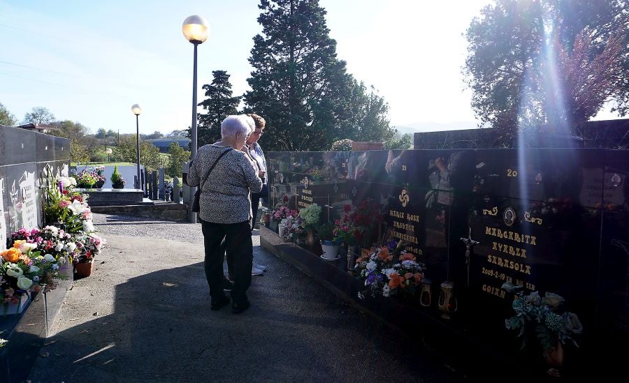 Fotos: Los cementerios se engalanan por Todos los Santos