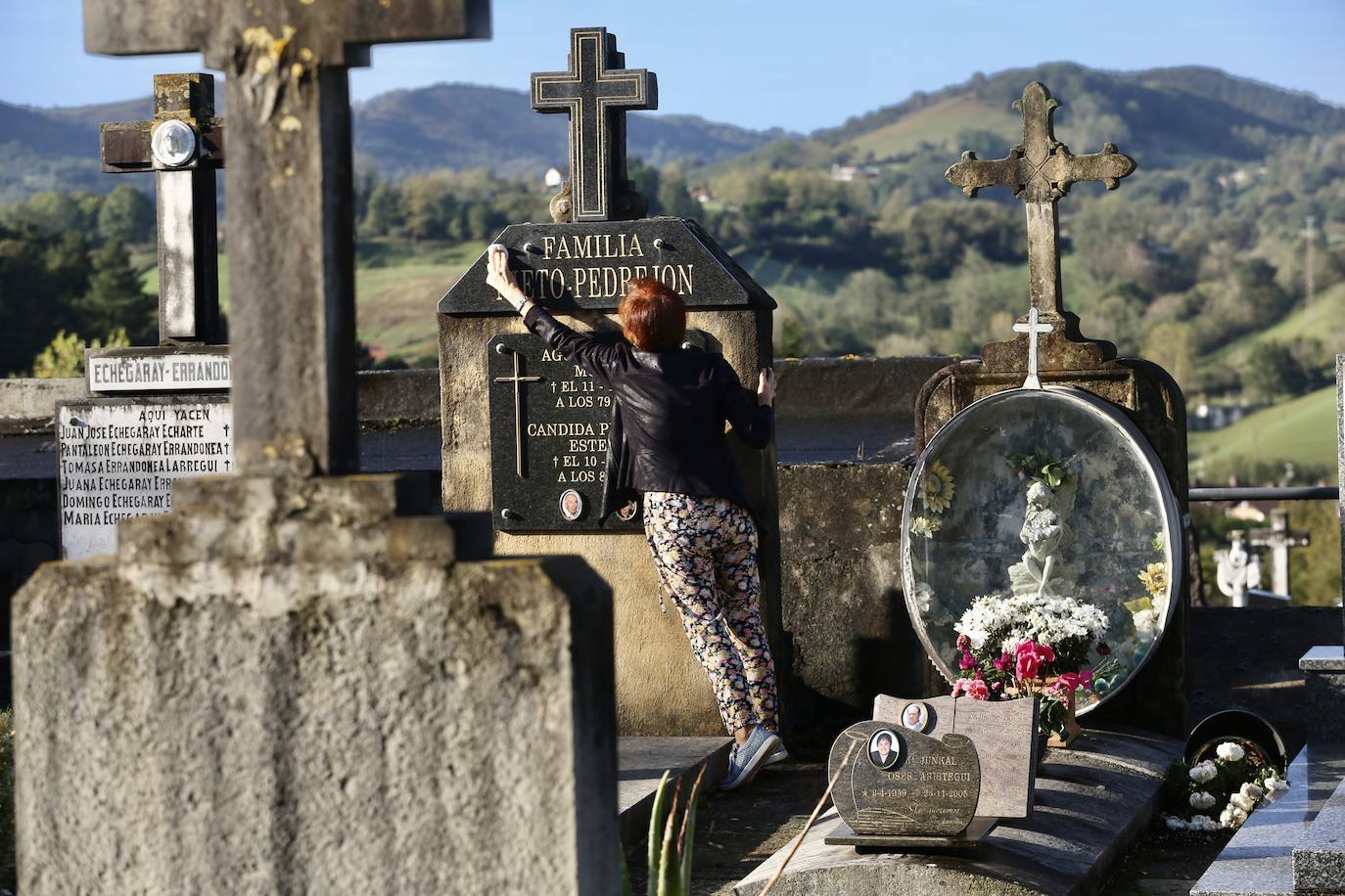 Fotos: Los cementerios se engalanan por Todos los Santos