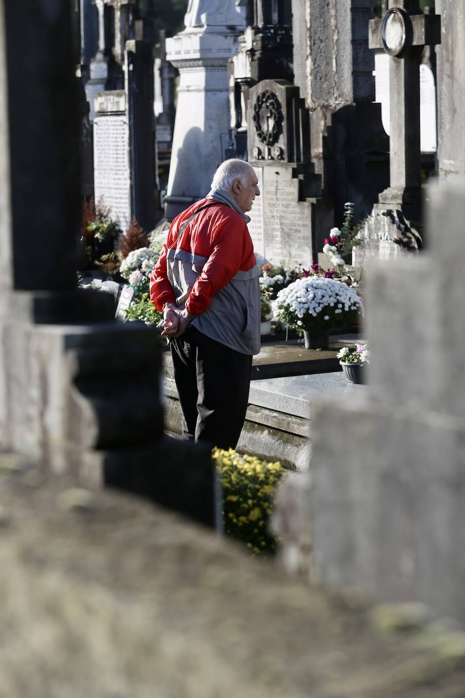 Fotos: Los cementerios se engalanan por Todos los Santos
