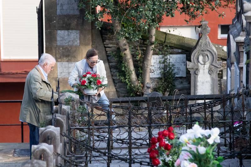 Fotos: Los cementerios se engalanan por Todos los Santos