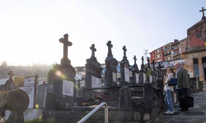 Fotos: Los cementerios se engalanan por Todos los Santos