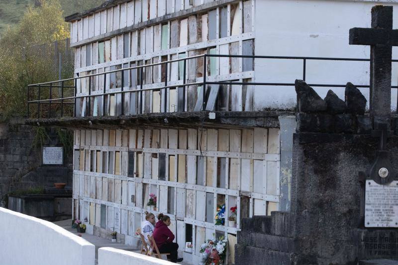 Fotos: Los cementerios se engalanan por Todos los Santos