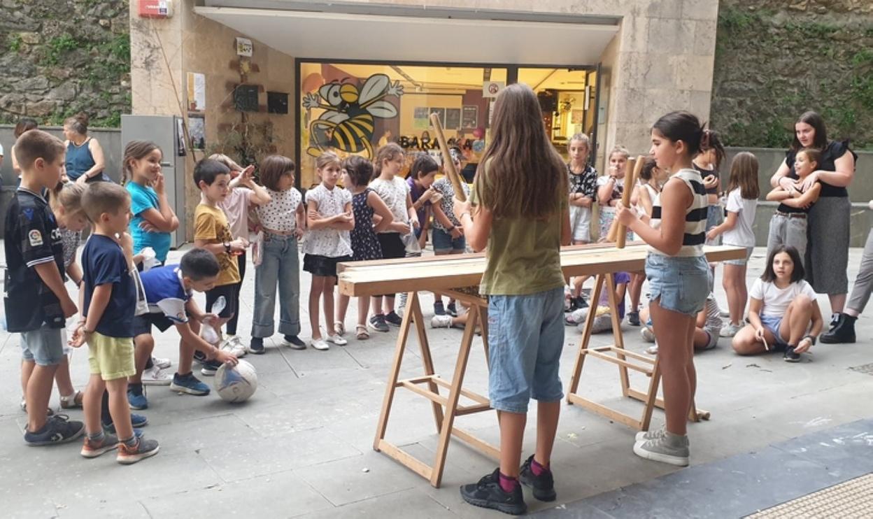 Ongietorria txalapartaren soinuekin alaitu zuten. 