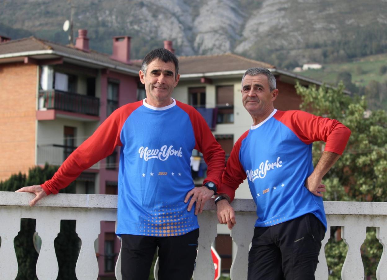 Josu, ezkerrean, eta Joxe Migel, eskuinean, New Yorketik bidali dizkieten elastikoekin. 