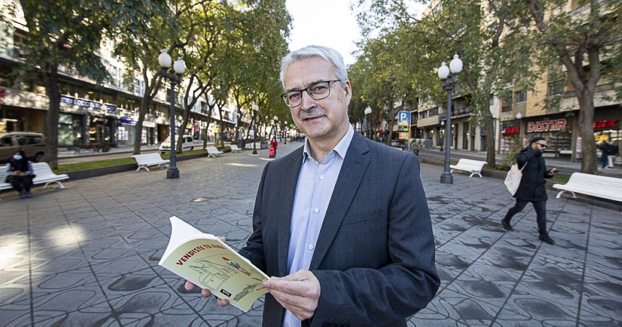 Alex Saldaña con un ejemplar de su novela 'Vendiste tu alma' cuya portada ha diseñado su hija Ane. 