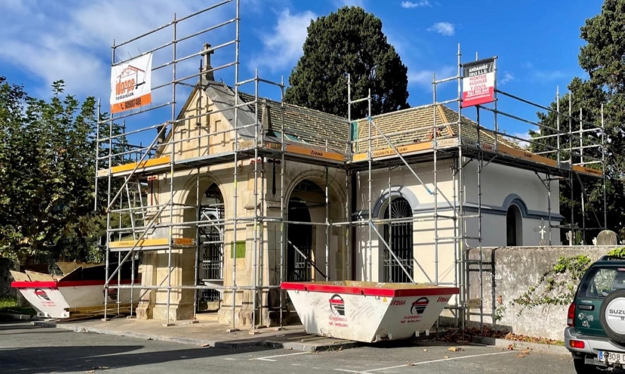 La capilla no se podrá utilizar este martes ni hasta que concluyan las obras por las obras en el tejado.