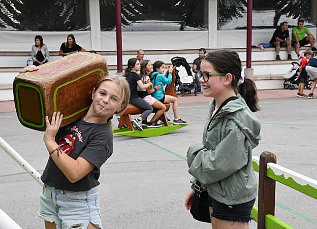 Jolas ugari egin zuten eskola-atarian. 