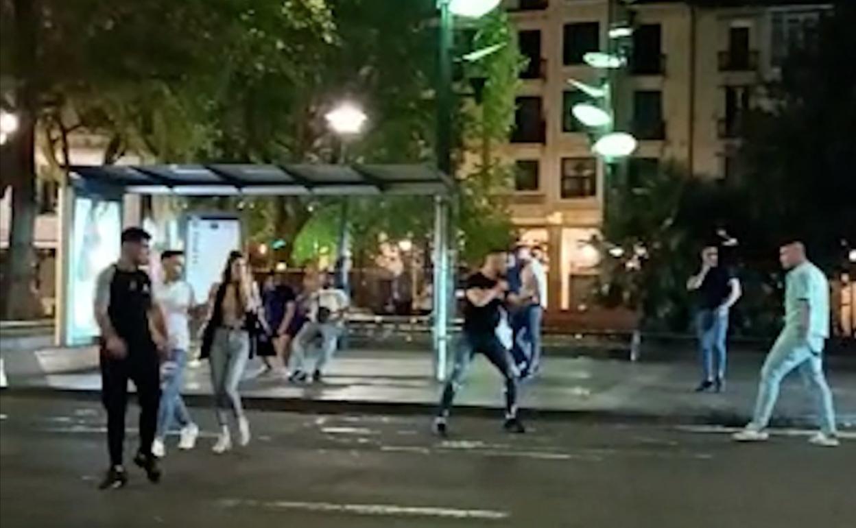 Un momento de la trifulca registrada la madrugada del sábado en el Boulevard de Donostia.
