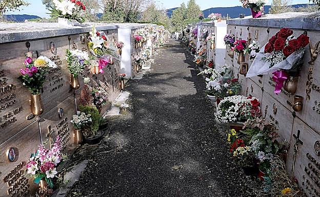 Uno de los pasillos del cementerio de Errenteria lleno de flores para recordar a los difuntos.