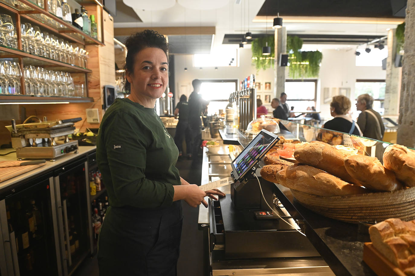 Sonia Tapia, gerente del bar restaurante Frontón de Tolosa, expide un ticket con el nuevo sistema. 