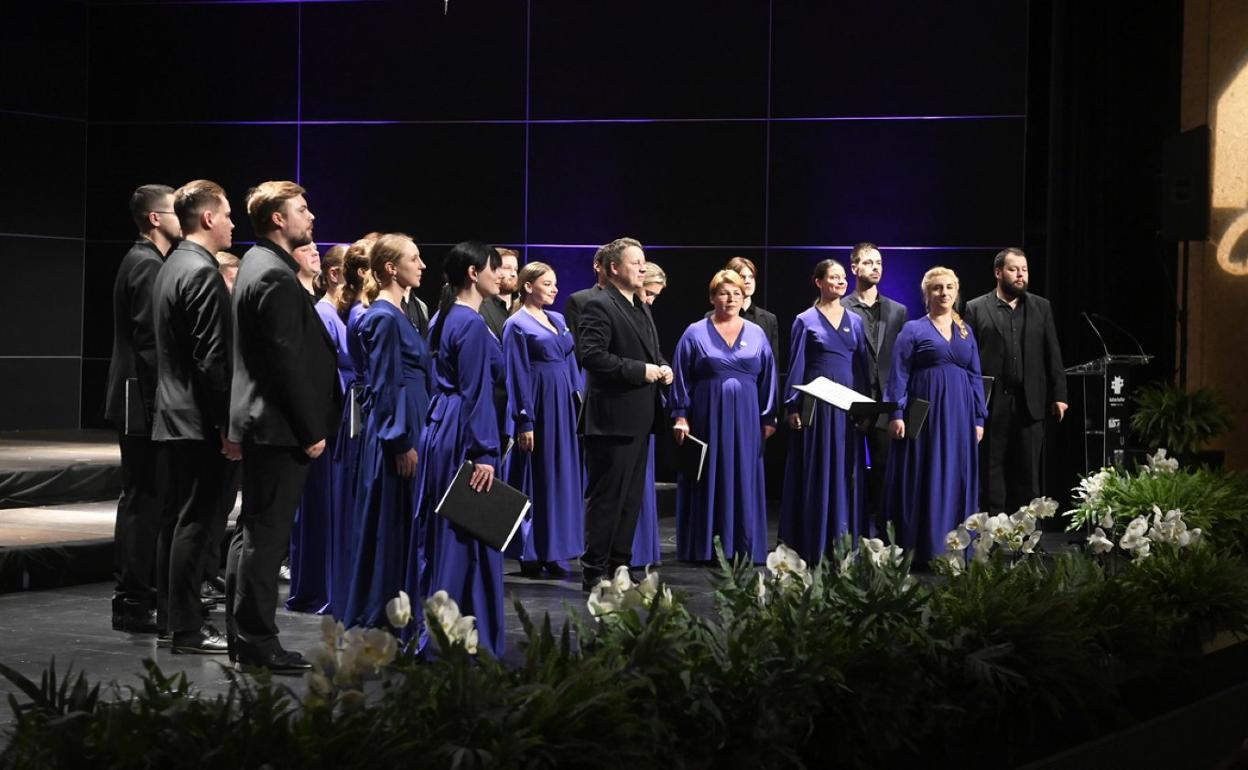El coro ucraniano Sophia Chamber Choir, de Kiev, ayer en Tolosa. 