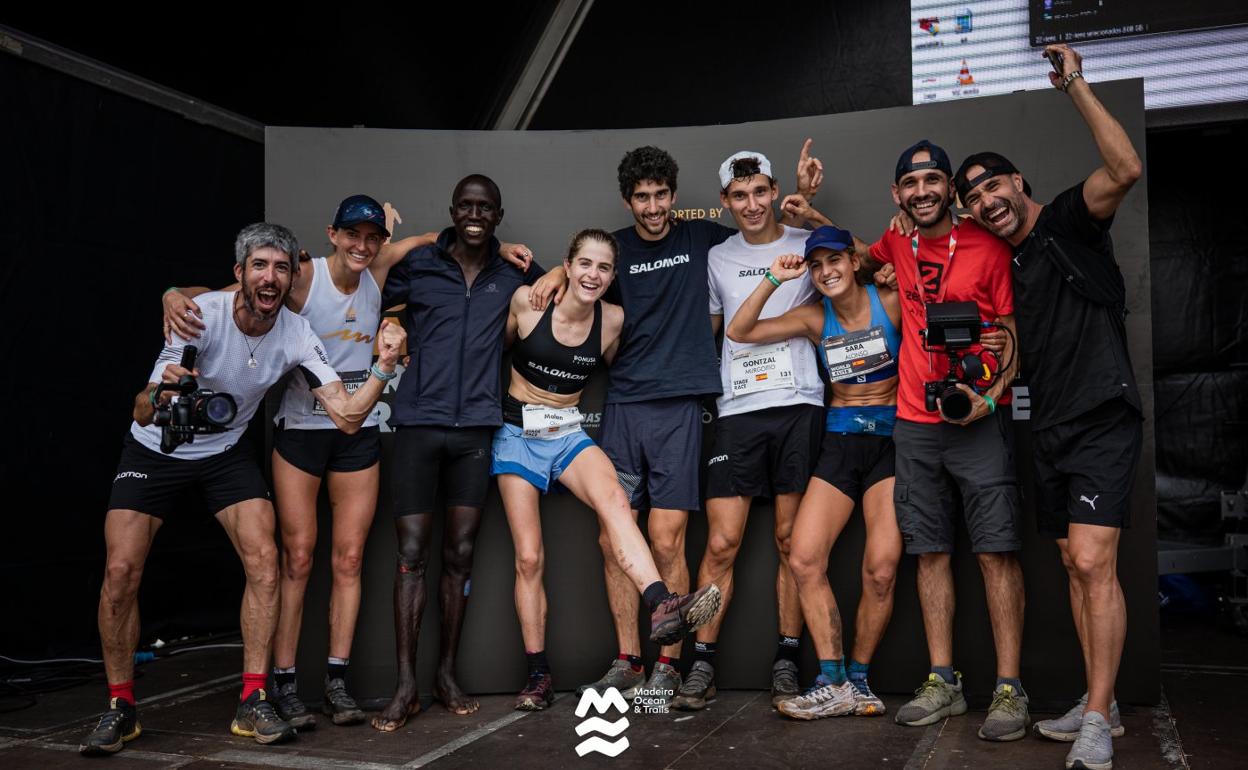 Malen Osa, con camiseta negra, y Sara Alonso, de azul, junto a participantes y organizadores en Madeira. 