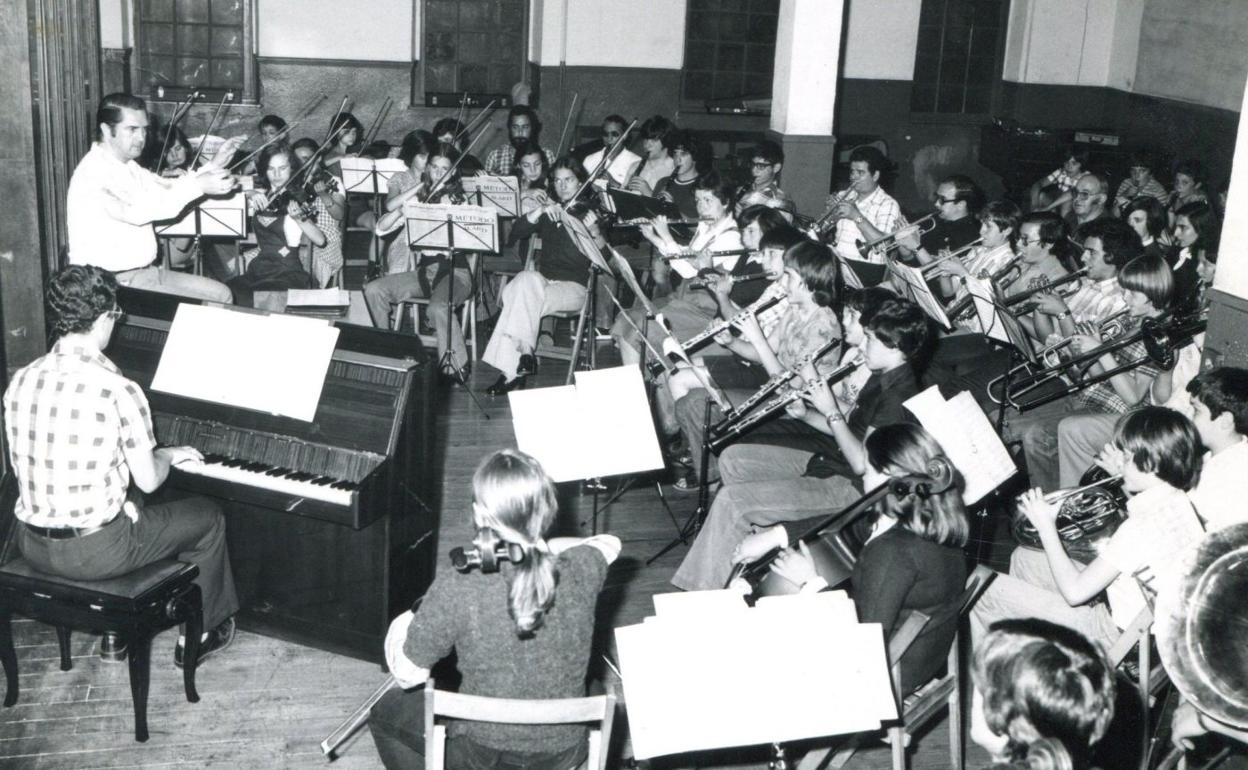 Juan Arzamendi, primer director de Arrasate Musikal, fundó la orquesta de la academia en 1975. En la imagen, dirigiendo un ensayo aquel año. 