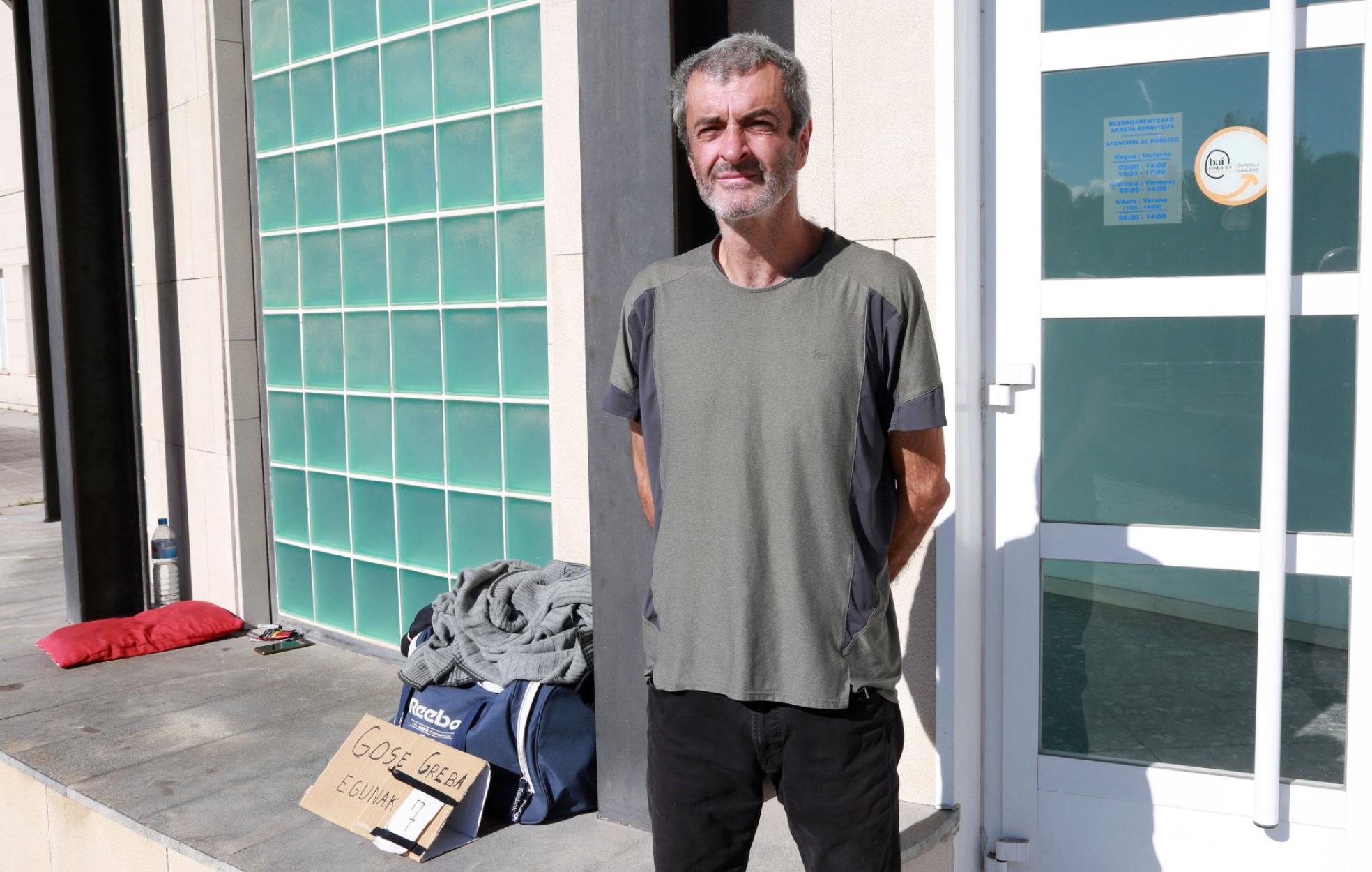 Joseba Alberdi, frente a la sede de Geroa, junto al cartel en el que explica que está huelga de hambre. 