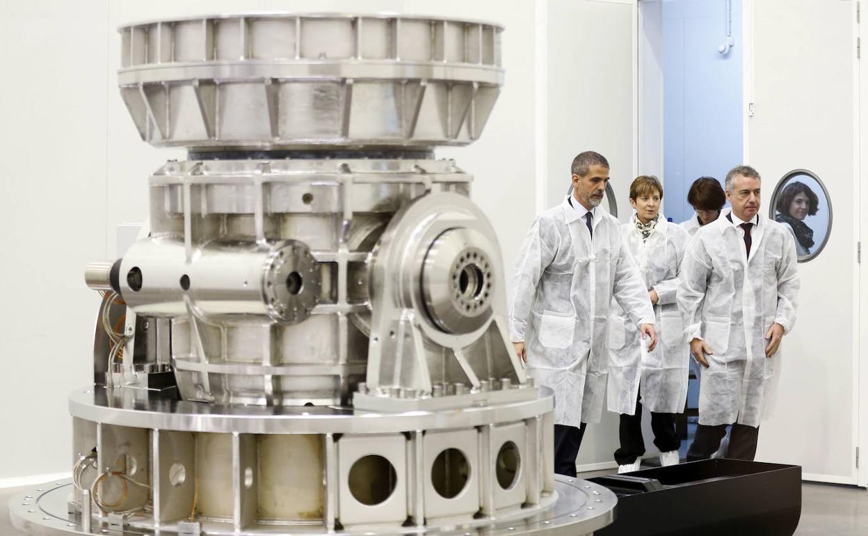 Tapia y Urkullu en una visita a AVS en Elgoibar, una empresa referente y proveedora de la NASA o la Agencia Espacial Europea.