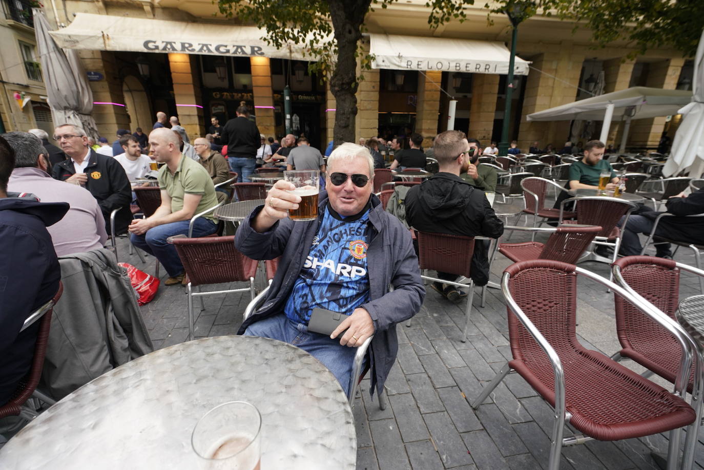 Fotos: Los seguidores del Manchester United se lo pasan en grande en Donostia