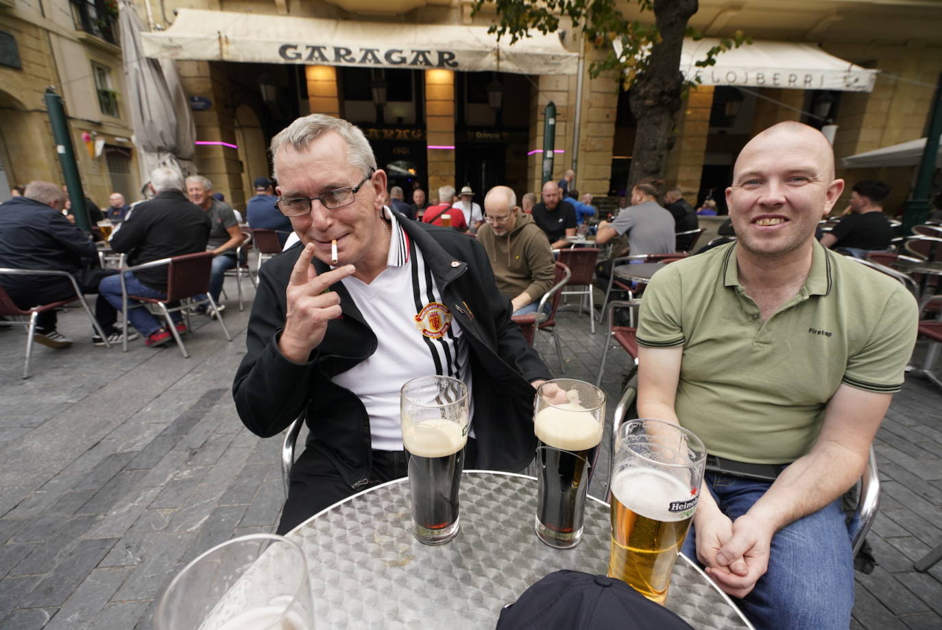 Fotos: Los seguidores del Manchester United se lo pasan en grande en Donostia