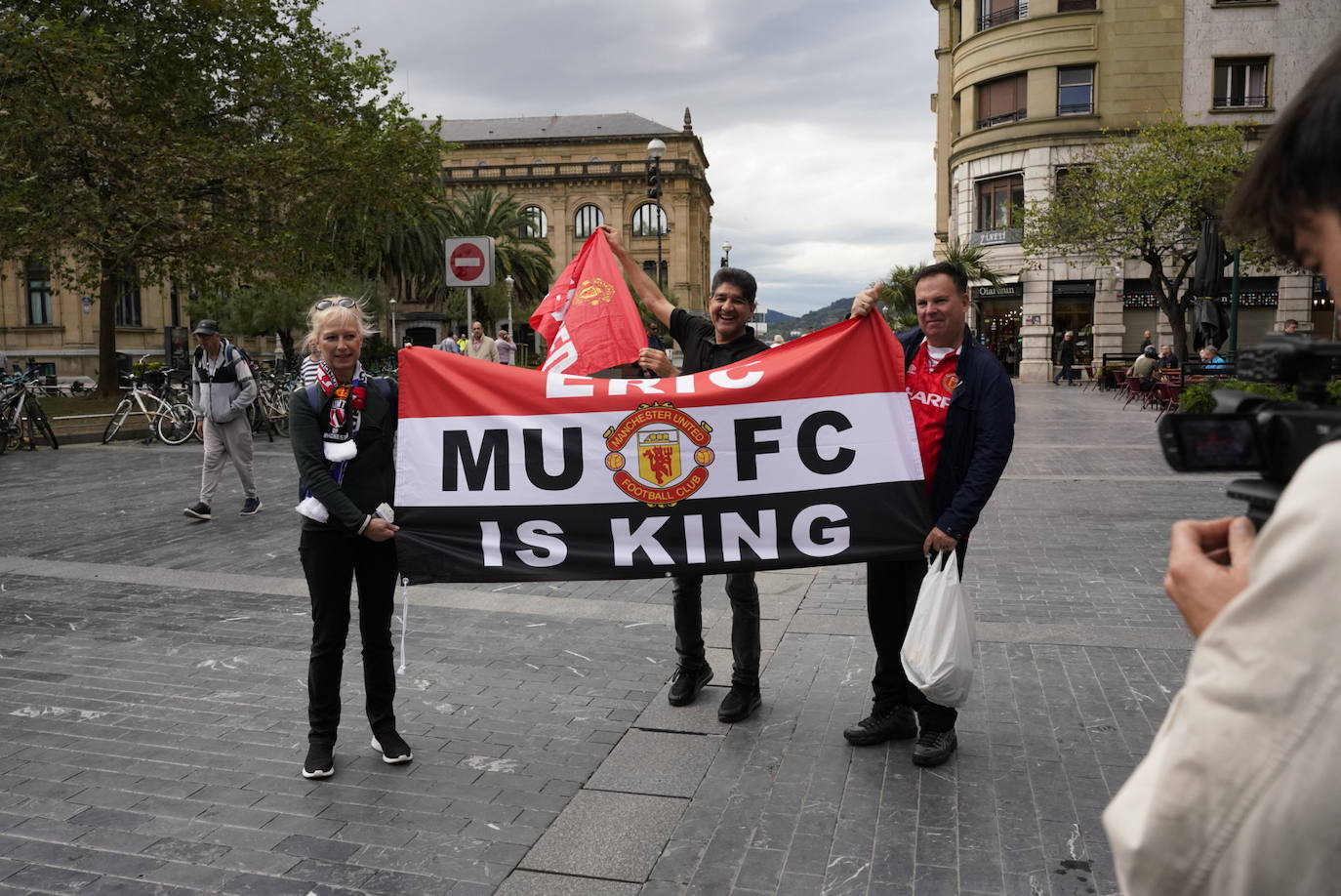 Fotos: Los seguidores del Manchester United se lo pasan en grande en Donostia
