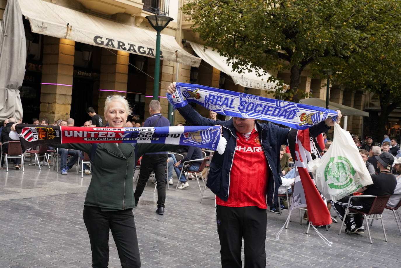 Fotos: Los seguidores del Manchester United se lo pasan en grande en Donostia