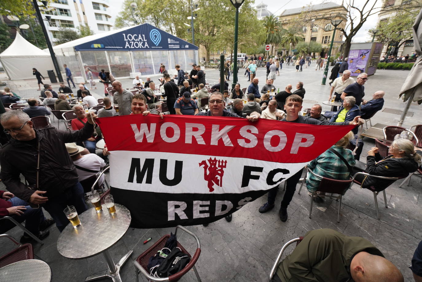Fotos: Los seguidores del Manchester United se lo pasan en grande en Donostia