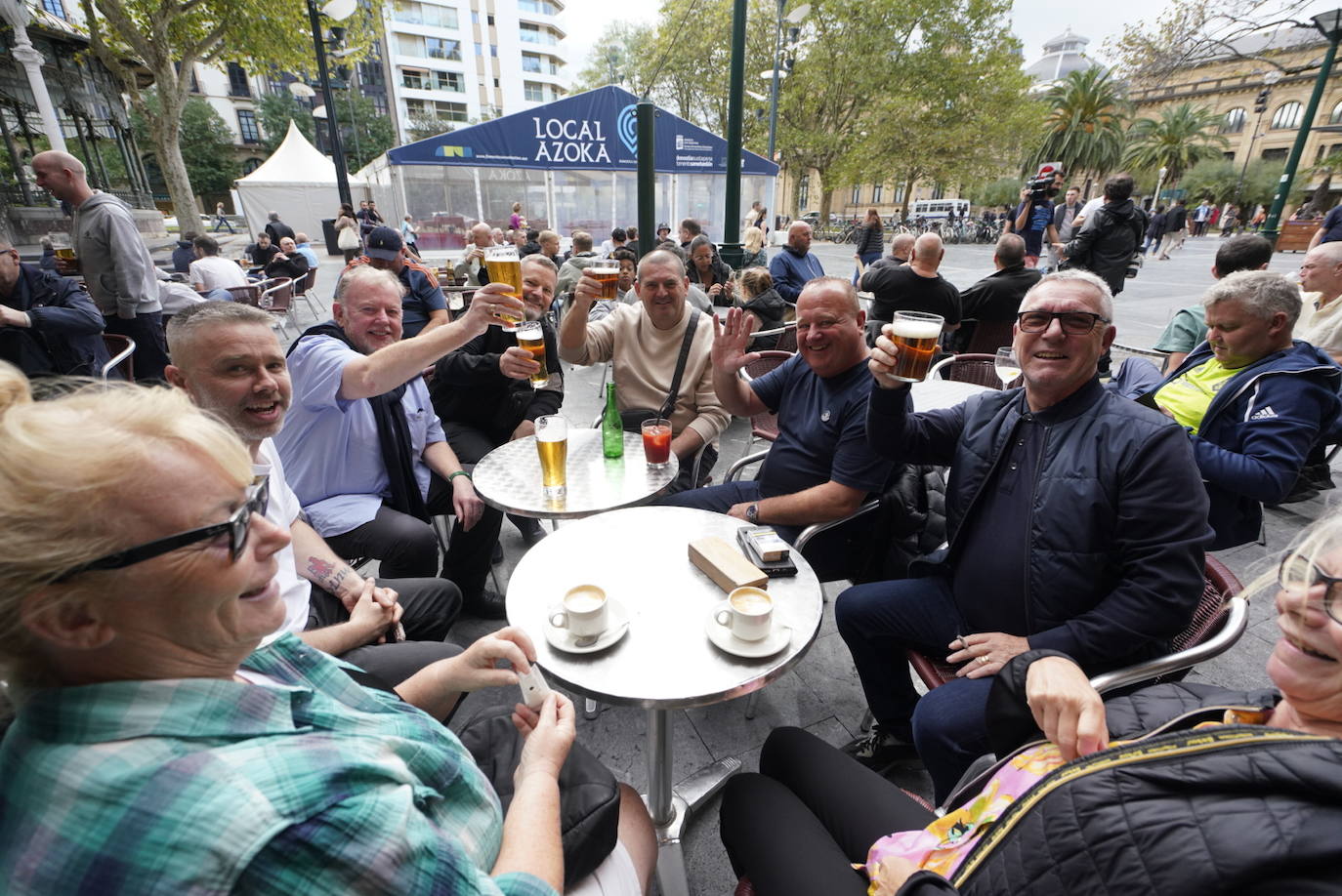 Fotos: Los seguidores del Manchester United se lo pasan en grande en Donostia