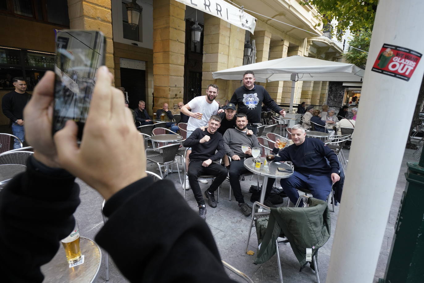 Fotos: Los seguidores del Manchester United se lo pasan en grande en Donostia