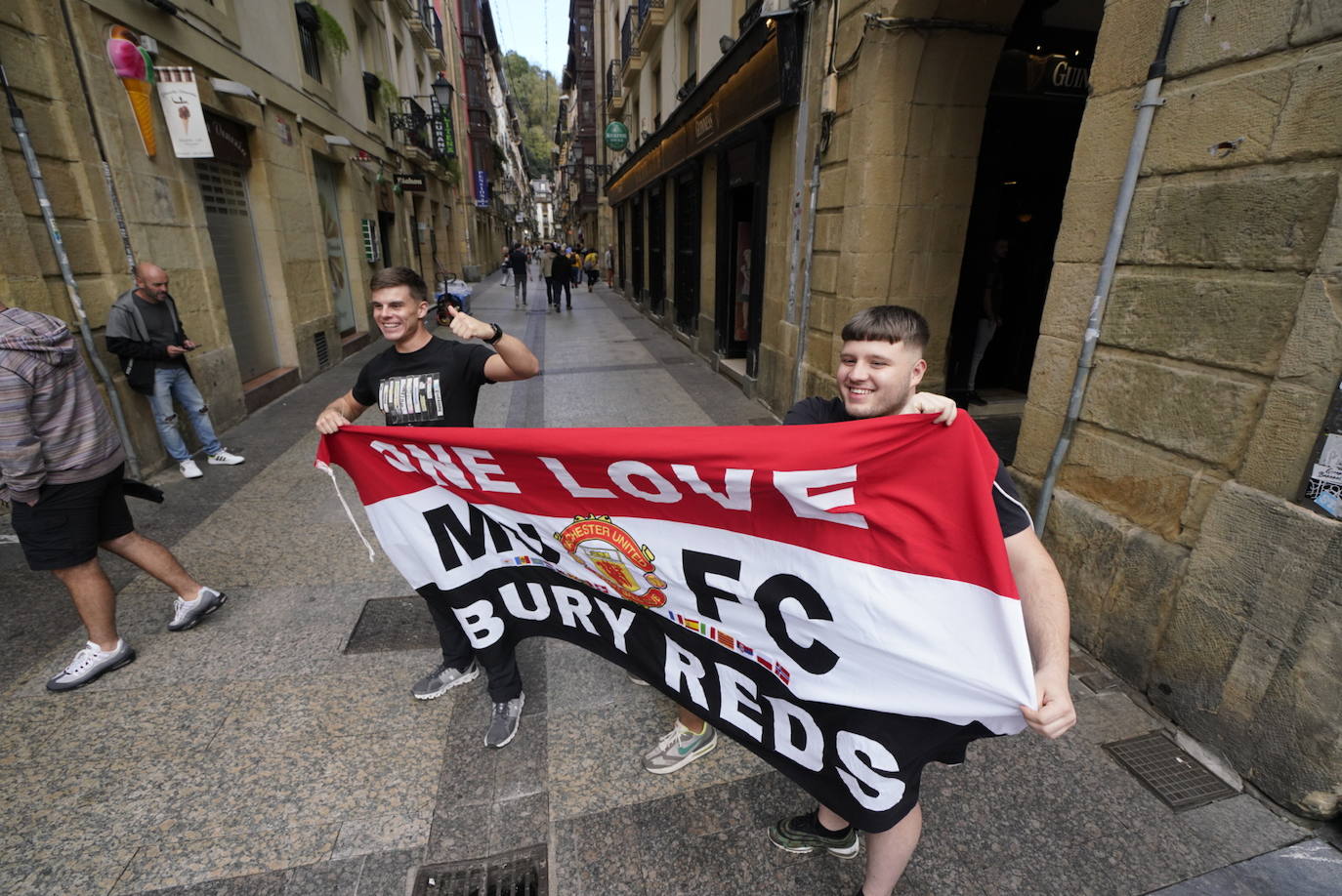 Fotos: Los seguidores del Manchester United se lo pasan en grande en Donostia