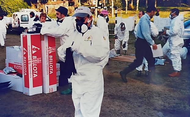 Gema Sistiaga, voluntaria de Albaola, preparada para limpiar la costa de O Grove de las manchas de chapapote