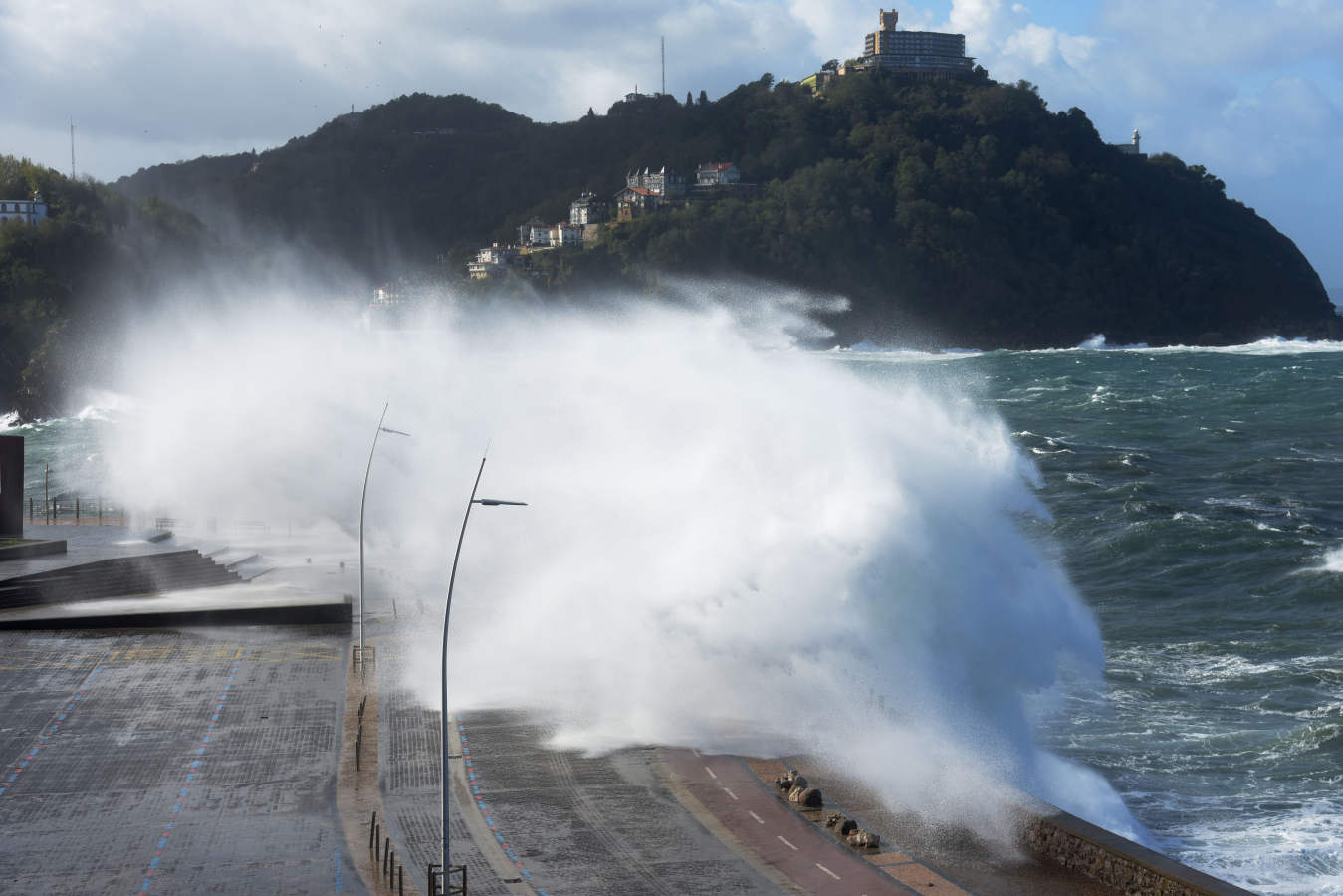 Fotos: El espectáculo de las olas en el Paseo Nuevo