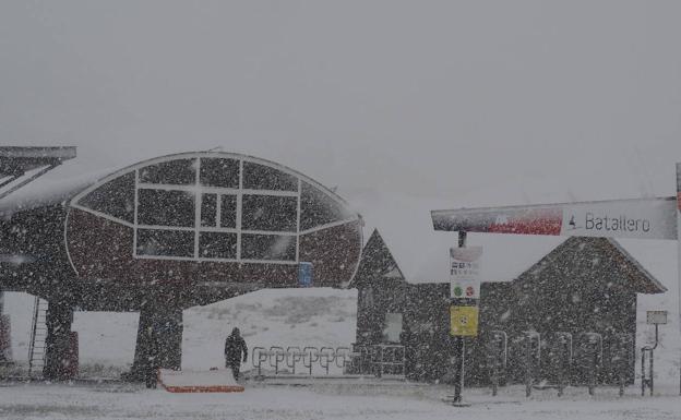 Imagen principal - Así luce hoy la estación de Formigal