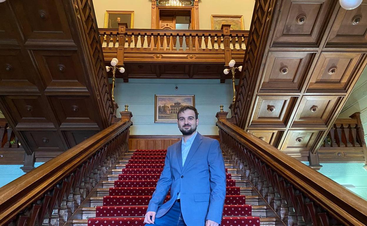 David Nuño en la escalinata interior del ayuntamiento. 