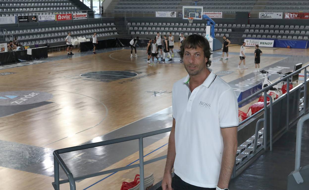 Urko Otegi posa junto al pabellón deportivo del Palencia.